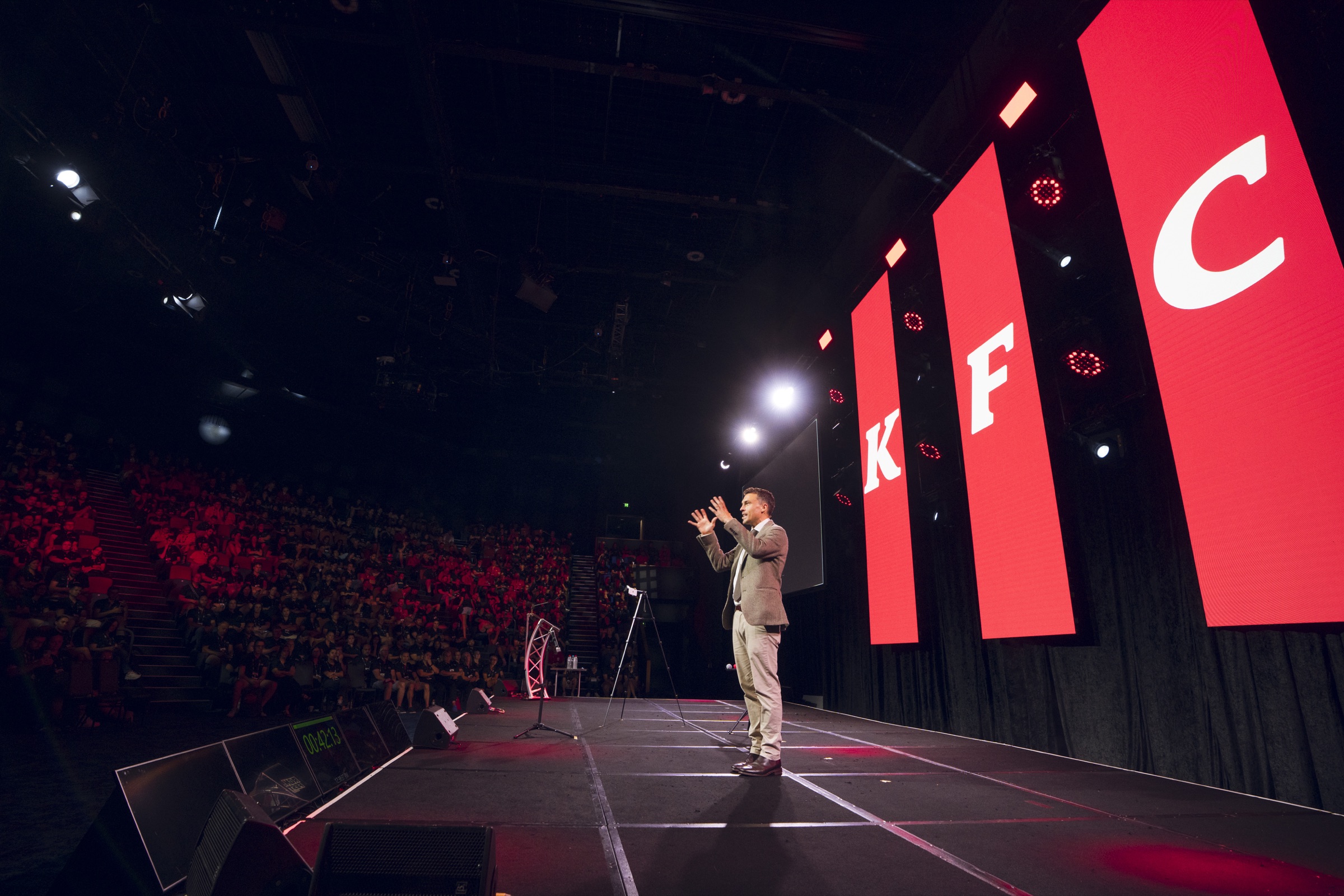 Andy Nunn presenting a leadership keynote to a full auditorium in Melbourne