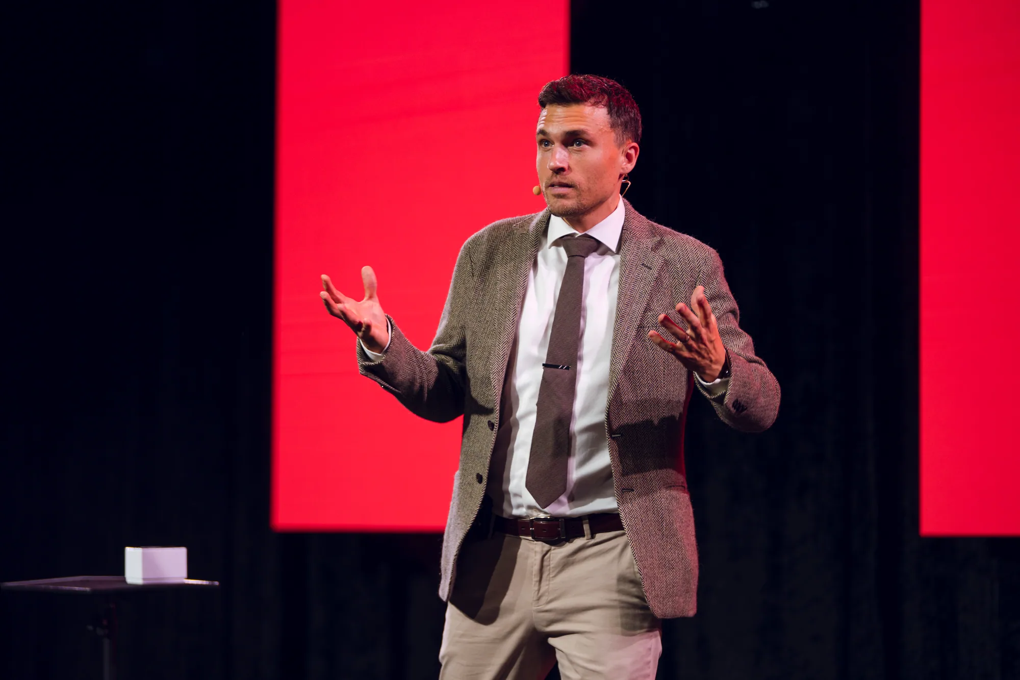 Andy Nunn motivational speaker explaining an idea during a keynote