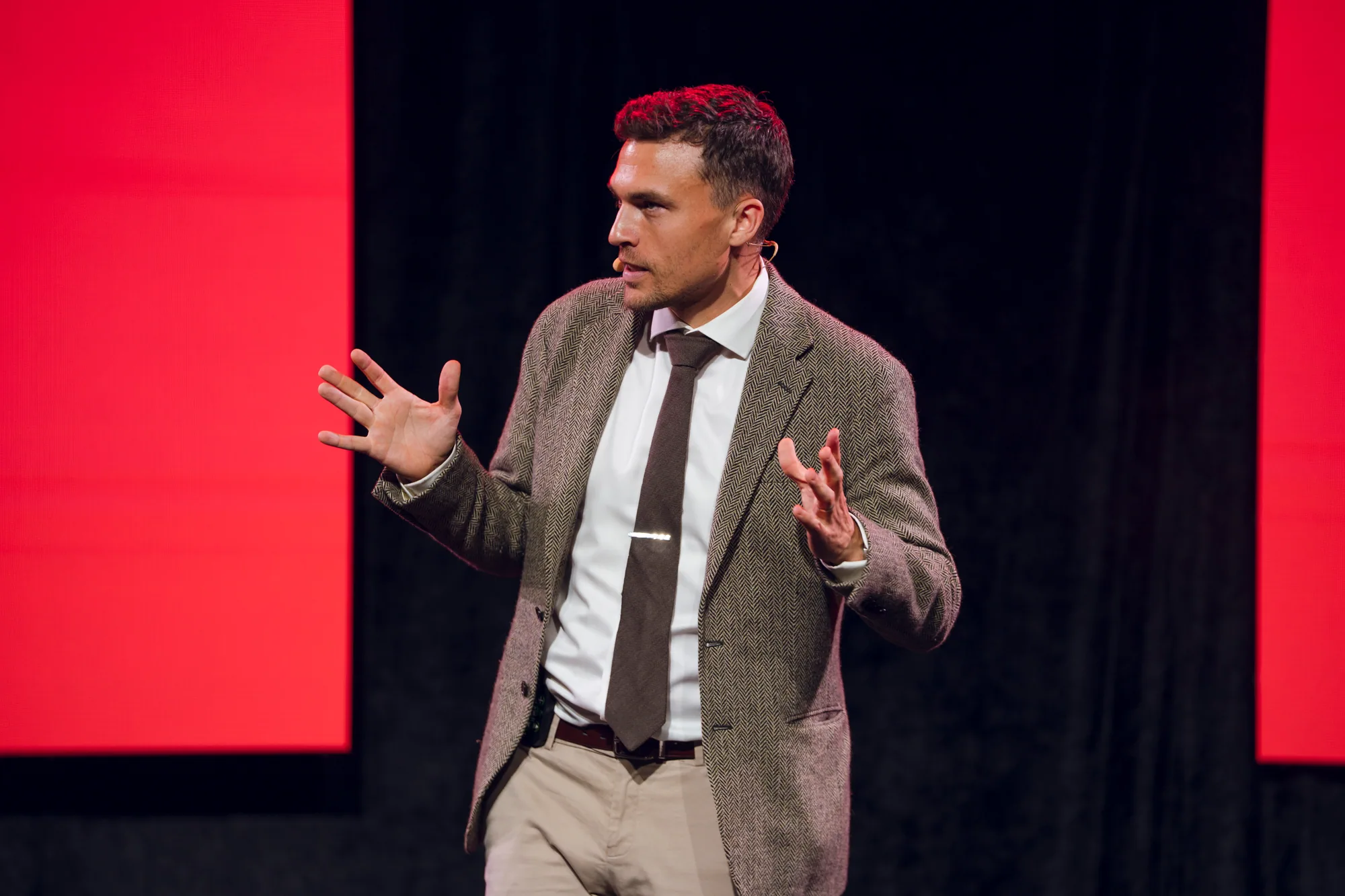 Andy Nunn presenting to a large corporate conference audience